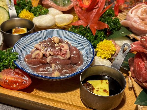 東區燒肉餐廳推薦｜豆町村燒肉｜浮誇系牛小排疊疊樂、超厚切牛舌