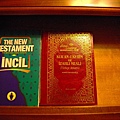 (11) 飯店並排的聖經與古蘭經