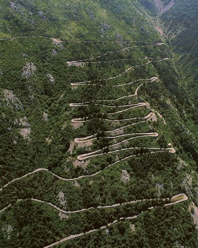 Serpentines-on-the-way-to-Lovcen.jpg
