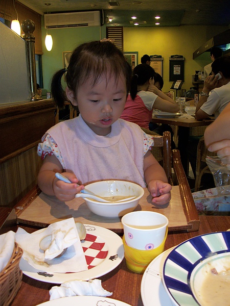 鄭妹2歲半就會自己用餐哦