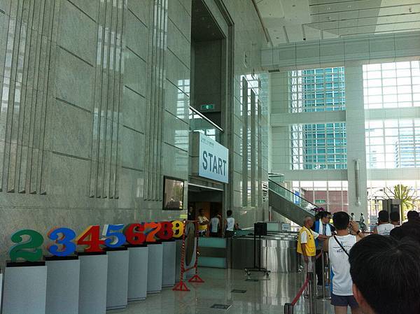 起點的樓梯間就在這邊了!