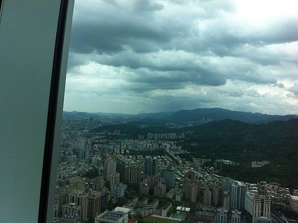 畫面正中間後面凸出的小山是基隆嶼喔