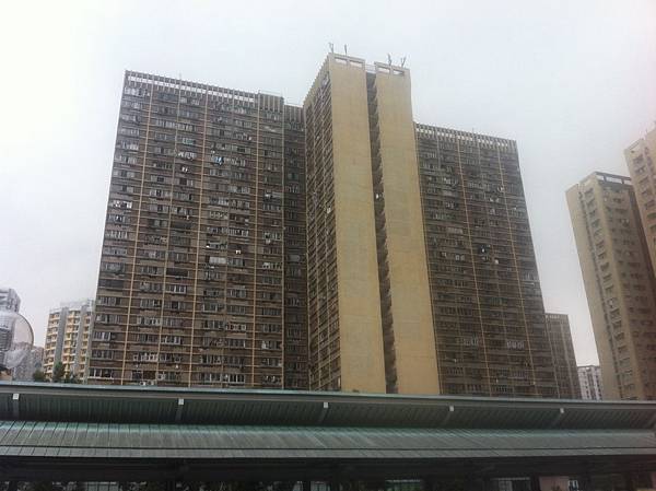 黃大先對面的大廈，很多窗外都晾著衣服