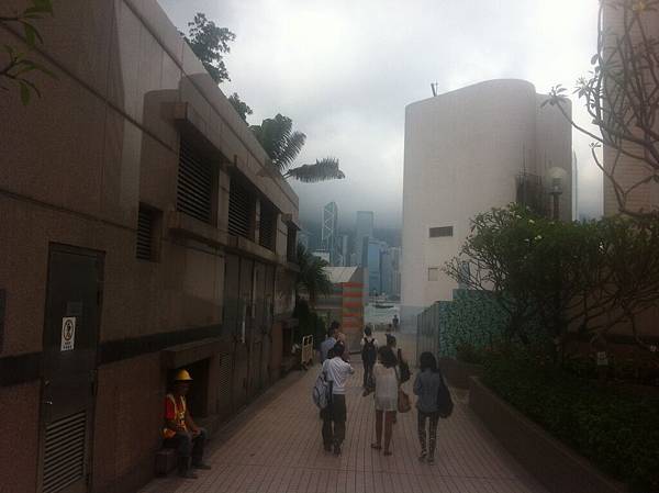 往星光大道走去，人還不是很多