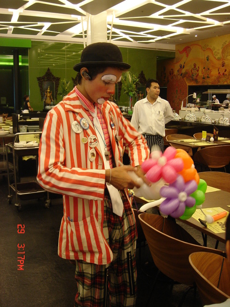 中午吃國際餐廳，還蠻棒的唷！小丑把氣球做成花籃，超強的