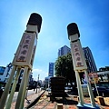 在大里德芳南路上被一棵大樹遮住的店家{松盈傳奇冰淇淋}
