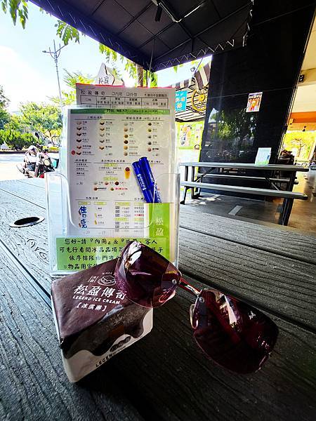 在大里德芳南路上被一棵大樹遮住的店家{松盈傳奇冰淇淋}