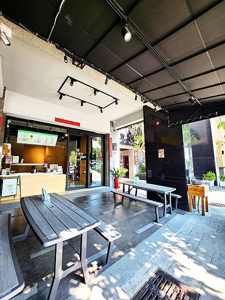 在大里德芳南路上被一棵大樹遮住的店家{松盈傳奇冰淇淋}