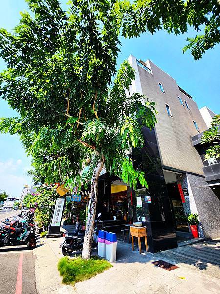 在大里德芳南路上被一棵大樹遮住的店家{松盈傳奇冰淇淋}