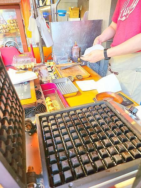 逢甲商圈巷子內的鬆餅就是愛鬆餅&咖啡 比利時列日鬆餅【逢甲鬆