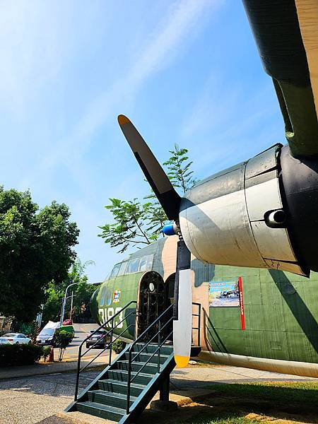 在八卦山里面的2台空中車廂式運輸機C119軍機特色公園