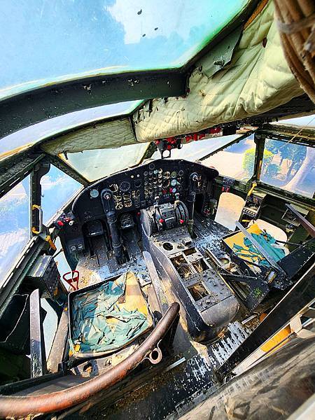 在八卦山里面的2台空中車廂式運輸機C119軍機特色公園