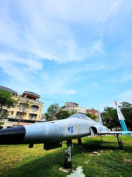 軍方報廢古老飛機之一景點溪湖軍機公園,喜歡飛機的小朋友一定要