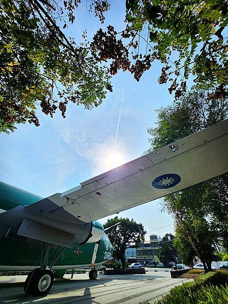 軍方報廢古老飛機之一景點溪湖軍機公園,喜歡飛機的小朋友一定要