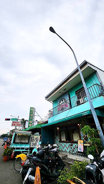台中坐捷運出乃玩不動腦吃美食外觀顯眼的藍色油漆象堡商行&El