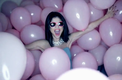 selena-gomez-plays-with-balloons-in-second-hit-the-lights.jpg