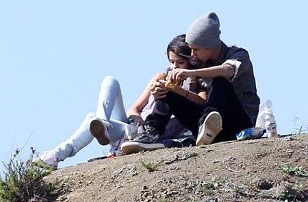 justinbieber-selenagomez-romantic-picnic-on-hill-500x327