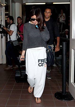 Selena+Gomez+Selena+Gomez+Airport+0-MzNGHbFXAl