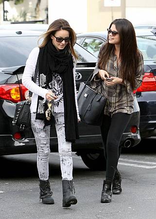 Selena-Gomez-and-Samantha-Droke-Yamato-Sushi