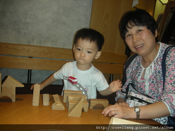 奶奶陪我玩積木