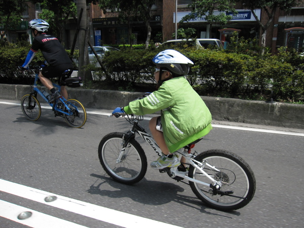 103很努力騎車的小朋友.JPG