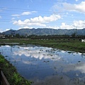 倒映著藍天白雲