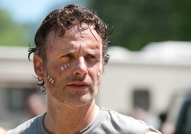 the-walking-dead-episode-601-rick-lincoln-bandage-935.jpg