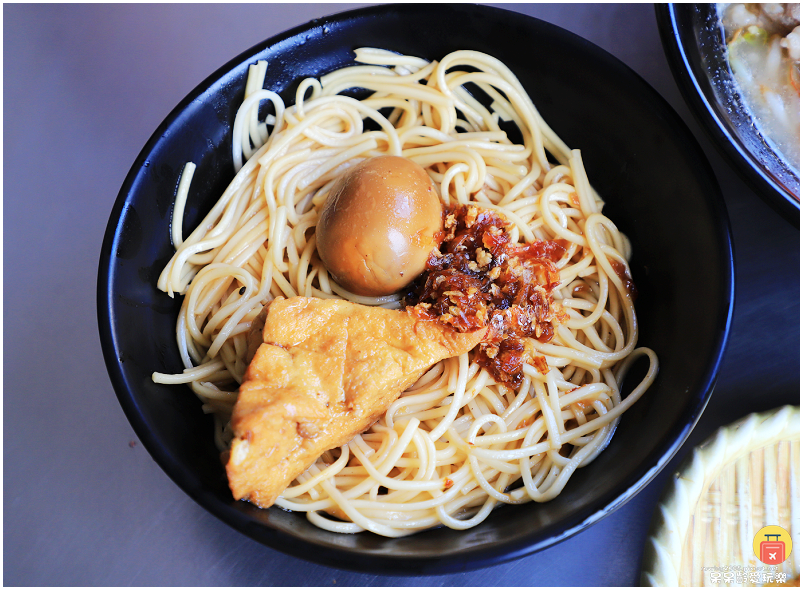 小琉球香村滷味隱藏版美食！必吃限量海鮮大骨湯麵！超人氣油蔥拌