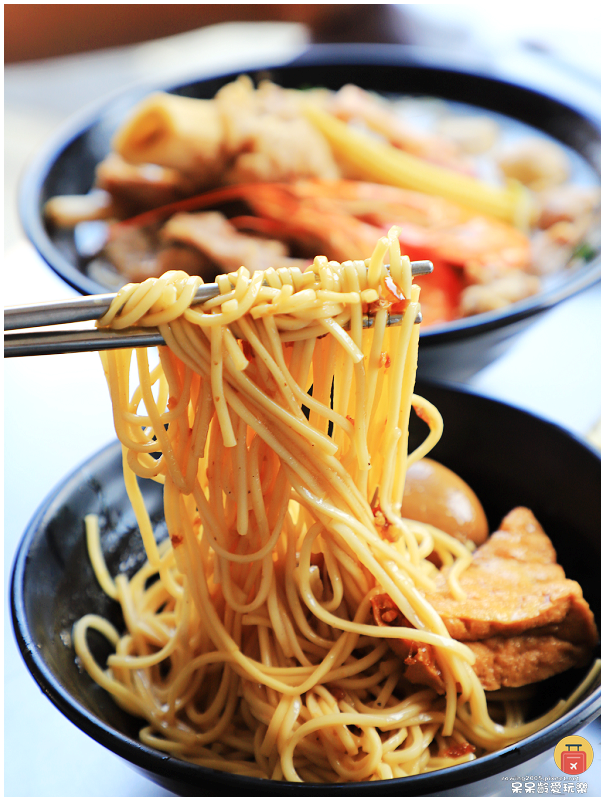 小琉球香村滷味隱藏版美食！必吃限量海鮮大骨湯麵！超人氣油蔥拌