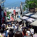 假日的清水寺外街道，遊客很多