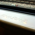 窗台上刻有 KAMOME 字樣