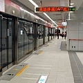 高雄車站月台，只有三車長度