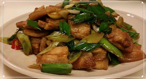 冬季是蒜苗盛产的季节,新鲜青蒜的辛香味,不论是拿来红烧,炖煮,入到汤