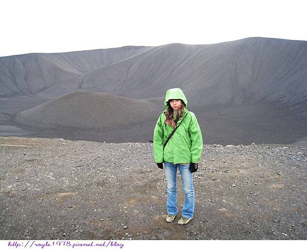 火山口 看我的穿著就知道天氣有多冷~~