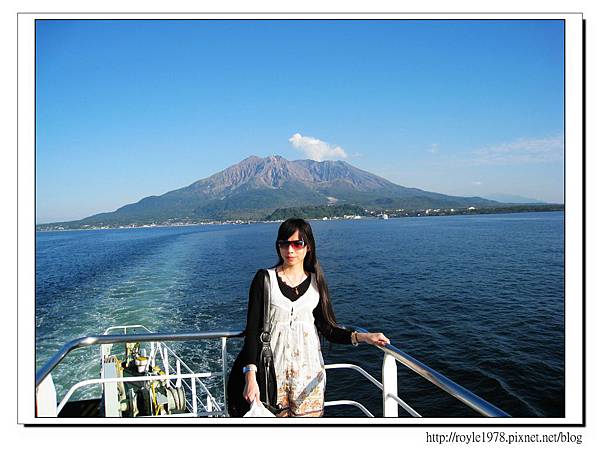 人跟車子一起搭櫻島渡輪到對岸的鹿兒島