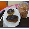下大雨 到Dunkin Donuts躲雨 好吃爆漿的甜甜圈+smoothie