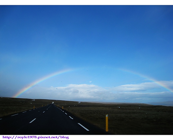 下雨過後天空常會出現一道道彩虹~這是牛在車上拍攝的