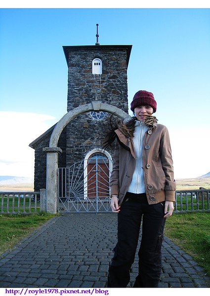 Pingeyrar辛格瑞石砌教堂-冰島的風超級大,拍照時我都快站不穩了~~
