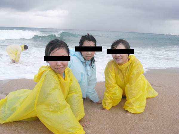 沙灘女優寫真-三人一組雨衣版