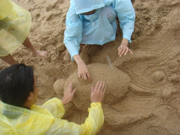 穿著雨衣玩耍