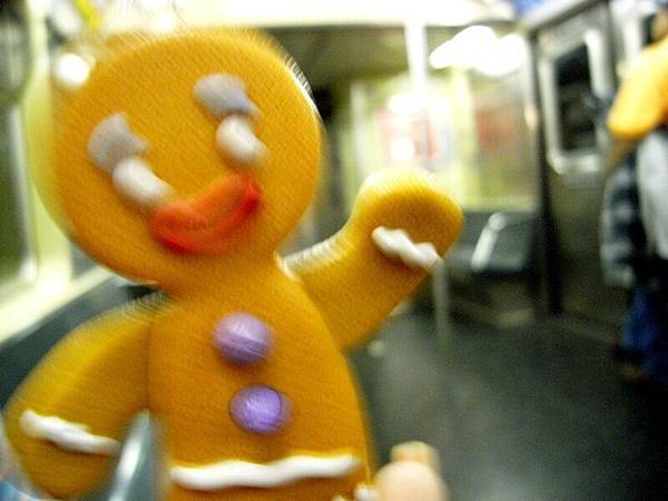 讓薑餅人來介紹:這是地鐵裡面