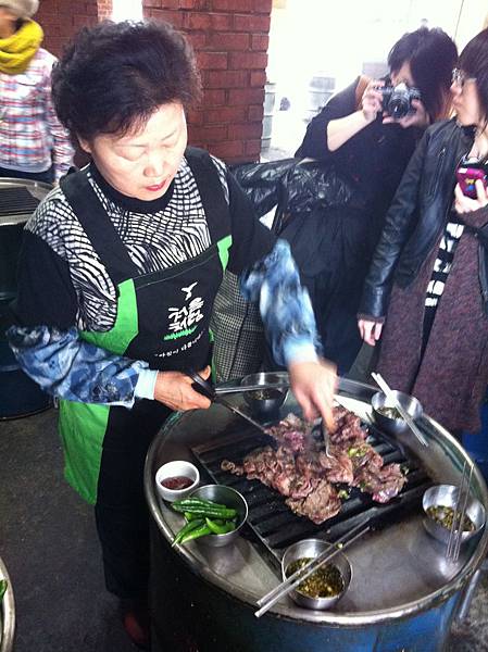 阿朱媽再幫大家剪牛肉 阿朱媽再幫大家剪牛肉