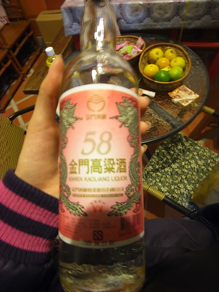 民宿老闆娘把家裡配給的高粱送來給我們～當地人的是紅色貼紙的