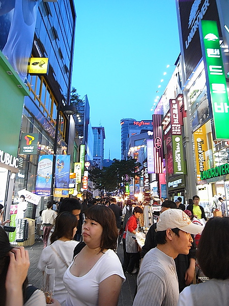 明洞的夜晚很熱鬧～（照片前面的胖妹是日本人.....但她朋友很正）