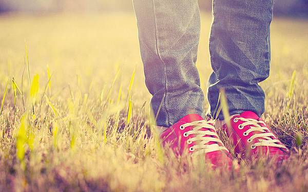 grass-sunshine-red-sneakers-jeans-wide-hd-wallpaper