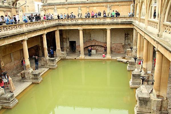必逛的就是這座羅馬浴池，據說在西元前就已經存在，有療傷養病的功效哦