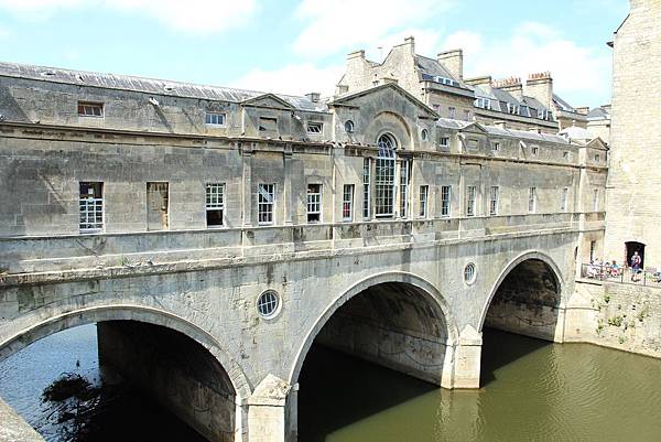 Pulteney Bridge橫跨河畔，讓我想起了義大利的佛羅倫斯