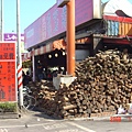 餐廳外一堆木柴