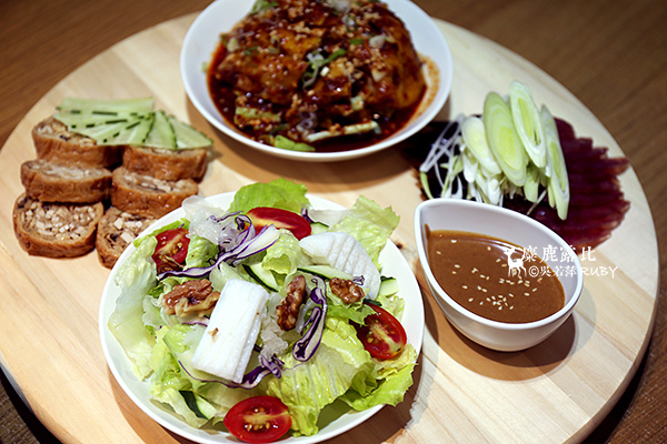 IMGL2502旋轉飯BAR菜菜盤.jpg IMGL2502旋轉飯BAR菜菜盤.jpg