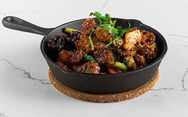 【小小樹食】開胃菜_小樹特製麻辣香鍋_NT380.jpg 【小小樹食】開胃菜_小樹特製麻辣香鍋_NT380.jpg